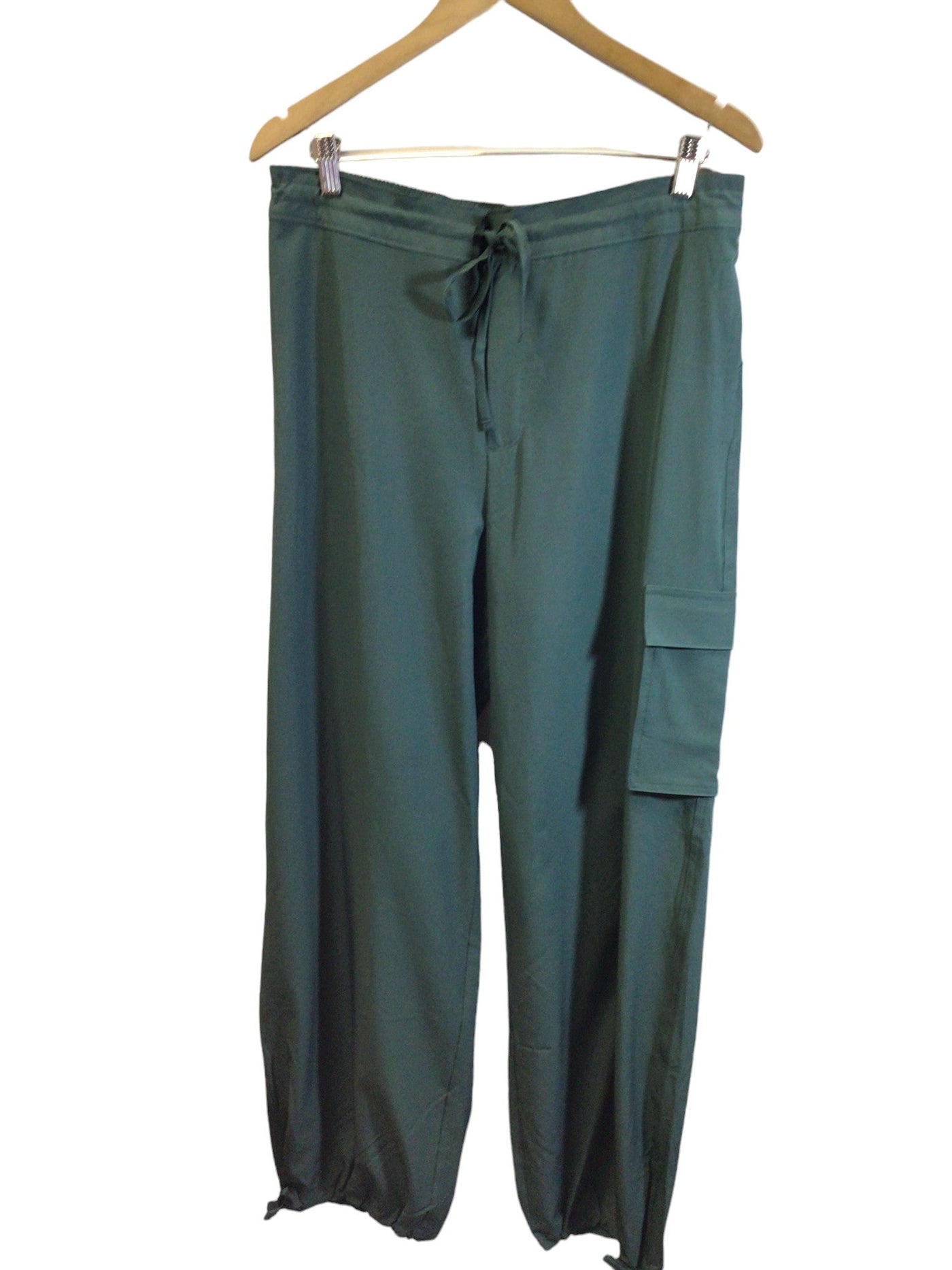 STRETCHTECH Women Cargo Pants Regular fit in Green - Size M | 15 $ KOOP