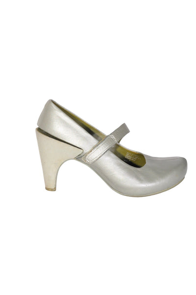 TSUBO Women Heels Regular fit in Gray - Size 39 | 32.29 $ KOOP